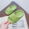 Slippers ao ar livre infantil 2022 Verão Novo estilo coreano Sandálias azuis sólidas Infância de jardim de infância de fundo macio não deslizamento G2205523