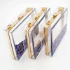 Transparent akrylkopplingspåse med flytande gnista inuti kvinnor middag på väskan guldram handväska