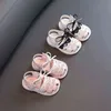 2022 Princesa de verão Sandals de dedos cobertos novas 0-1y Girls Soft Lace Hollow Pu fofo bebê First Walker Sapat