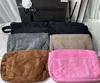 Sac de maquillage doux de styliste célèbre, accessoires classiques d'hiver 6 couleurs, sacs de fête en fourrure, sac à bandoulière en flanelle, paquet de rangement en peluche de bonne qualité