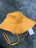 Vrouw luxe merk Wide Brim Hats Summer designer Le Bob Artichaut Bucket Hat Solid Metal Letter Hat