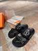 Desenhador Chinelos Slides Sandálias Deslizamento plano Masculino Feminino Sandália de luxo com caixa original Saco de pó Sapato de praia Chinelo plataforma de borracha Chuveiro couro masculino Sapatos de verão 0421