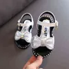 Princess Sandals for Kids Girls 2022 Summer Shoes Fashion Rhinestone Bow Party Shoes Pu غير القابل للتنفس أحذية صندل مسطحة G220512