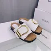 KHAITE THOMPSON BUCKLED LÄDER SLIDER Slids Xe Slipon Beach Sandals Shoes Guint Leather Open Toe Casual Flats för kvinnor L5564786