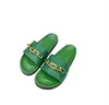 Fad Metal Chain Solid Color Slipper Woman Open-Toe Slippers Högkvalitativa läder tjocka sulor Slitiserade sandaler inomhus badrum flip-flops designer strandskor