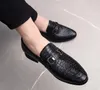 デザイナー - 高品質メンズドレスシューズビジネスフォーマルウェッジヒールローファーロートップスリップ男性のためのカジュアルレザー怠惰な偽の靴
