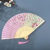Mélangez des ventilateurs de main de style chinois de style chinois mariages fleurs imprimées papillons en bois poignée de mariage accessoires de danse avec des glands C0418