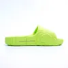 Top Adilette 22 Diapositivas Hombres Mujeres Zapatillas 2022 Diseñador de verano Pantoufle Magic Lime Desert Sand Triple Black Glow Green Bone Sandalias al aire libre Tamaño 36-45