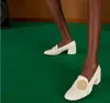 2022 Blond kvinnors mid-heel pumpkl￤nningskor Sandaler Svart l￤der guldtonad h￥rdvara runda sammanl￥sande detalj nya skor
