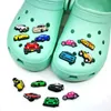 MOQ 100 Stück verschiedene Autos fahren Cartoon-Krokodil JIBZ 2D-Clog-Pins aus weichem Gummi Schuhzubehör Knöpfe Schuhanhänger Schnallen Dekorationen passen für Kindersandalen Armband