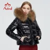 Astrid Winter Damenmantel Damen Warmer dicker Parka Mode schwarze kurze Jacke mit Waschbärfellkapuze Damenbekleidung 7267 201127