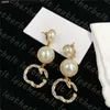 Kobiety Pearl Pearl Classic Letter Ear Wiselant Shiny Rhinestone Stud luksusowa biżuteria na przyjęcie weselne