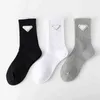 Chaussettes pour hommes Chaussettes de créateurs Luxe Classique Lettre Triangle Mode Fer Standard Pur Coton Tube Haut 3 Paires Weed Elite C6CT