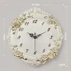 Zegary ścienne w stylu europejskim salon biały wytłoczony zegar róży wiszący dom El restauracja Mute Roman Numerals Watch Decorwallwalll