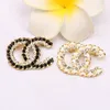 تصميم العلامة التجارية الفاخرة Desinger Brooch Women Love Crystal Rhinestone Pearl Letter Stuil