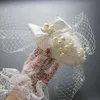 Nakrycia głowy luksusowy hat nośny hat -hat ręcznie robiony perłowy koralika narzeczona welon fascynator Wedding Hair Accessoriespiece