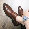 Nowe męskie buty Trend w modzie jednokolorowe PU klasyczne puste rzeźbione koronkowe wygodne biznesowe buty typu casual Oxford DH912