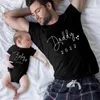 Divertente Baby Daddy Famiglia Abbigliamento abbinato Semplice annuncio di gravidanza Famiglia Look T Shirt Baby Dad Vestiti coordinati 220531