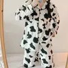女性のパジャマ夏の春のミルクシルク牛プリントラペルカーディガン短くて長袖ツーピーススウィートカジュアル女性の家庭様220329