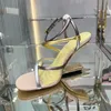 Projektantka 2022 Damskie luksusowe sandały skórzane trampki z wstążkami skrzyżowanymi z kryształowym wzorem blaskowym Zamknięcie klamry rozmiar 35-42