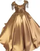 2022 Sevimli Altın Saten Çiçek Kızlar Düğünler İçin Elbiseler Kepçe Boyun Kapağı Kollu Sabit Dantel Kristal Boncuklar Korse Arka Süpürme Tren Doğum Günü Pageant Cemaat Elbise