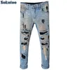 Jeans da uomo Sokotoo Fori vintage Rivetto Patch Strappato Casual Alla moda Dipinto Pantaloni da mendicante in denim invecchiatoUomo