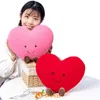 甘いハートぬいぐるみピンクの赤いヒート枕が脚と抱きしめて愛のペルッシュを言う幸せな顔を飾るクッションバレンタインデーJ220704