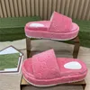 고급스러운 슬리퍼 플랫폼 샌들 유명한 디자이너 여성 슬라이드 여성용 고급 샌들 자수 캔버스 푹신한 슬리퍼 신발