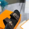 Тапочки дизайнерские Кожаные сандалии Шлепанцы 2 ремешка с регулируемыми золотыми пряжками Мужские и женские BOM DIA FLAT MULE 1Ashoe''Louise''viuton'' cUA