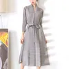 Robes décontractées Miyake Robe plissée pour femmes 2022 Spring Lace-up Fashion Fashion haut de gamme Tempérament français Vestido de Mujercasual