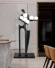 Outra iluminação ao ar livre é bem -vindo a escultura de personagens Luz de luxo de lâmpadas de piso el lobby hall hall hall abstrato arte humana figura larg