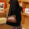 Luxur Designer Messenger Bag Handväska Molnstruktur Solid färgklämma Enkel doft