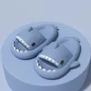 Cartoon Shark Badrums tofflor Män kvinnor Super Soft Cloud Sliders Svartvit icke-halk snabb torrdusch tofflor sandaler