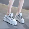 Краткие кроссовки с плоской платформой для женщин, спроектированная модная, рост роста Brignt Cowhide Кожаная заклепка повседневная женская обувь 220711
