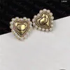 Chic Pearl Heart Stud Simple Letter Orecchini stampati Designer Gold Ear Stud Regalo di compleanno da donna con scatola