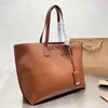 Bolsa de compras clássica de temperamento grande bolsa feminina de mão nas axilas bolsa de metal para decoração de letras bolsas de grife