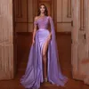 Violet une épaule robes de soirée perles haut côté fendu Robe de célébrité froncé Satin arabe Dubaï femmes Robe de soirée avec Cape