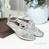 Мода - классические плоские дна сандалии в модной атмосфере блестящие алмазные кнопки