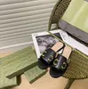Mest populära sommar tofflor ny stil kvinnor läder skrapa sandal klassisk mode fast färg toffel lady lyxig fritid platt botten sandal strandsko