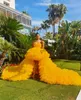 Gelbes trägerloses Abendkleid mit abgestuften Rüschen, High Low Sweep Zug, formelle Abendkleider, elegante Damen Vestido De Novia BES121