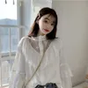 Höst koreanska söta lösa kläder spetsar upp ruffled kvinnor blouses mode stativ collat ​​damer toppar vintage lace tröjor kvinnor 11335 220407