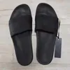 Högkvalitativa lyxiga designers kvinnor sandaler mode sex färger blå vit röd svart guld silver platta flip flops män glida tofflor US 7-12 00044