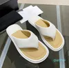 Sandalias de diseñador 22SS Mujeres Flip-Flops Fondo grueso Zapatillas de punta cuadrada Suela de cuero genuino Forro de piel de oveja Zapatos de playa Bule e5625