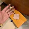 مصمم مفاتيح مفاتيح من أربع أوراق محظوظات Clover Car Bear Rings Accessories Fashion Pu Leather Keychain Buckle للرجال