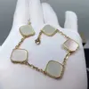 Moda Charm Bilezikler Klasik 4 Dört Yaprak Yonca Zincir Bilezik Tasarımcısı 18K Gold Agate Kabuk Kadın için Pearl-Pearl Wed261b