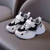 2022 Ademende grijze dikke sneaker voor jongens baby buiten hardloopschoenen meisjes roze tennisschoenen kind trainer schoenen f02182 g220527