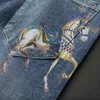 Herr jeans designer vår sommarmärke elastisk koreansk version smal passande fötter gyllene hästtryckt blå byxor qobd