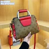 Großhandel Fabrik Damen Umhängetasche 4 Farben Retro-Buchstaben gedruckt Handy-Geldbörse personalisierte Niete Mode-Handtasche Metall passender Damen-Rucksack