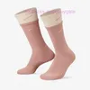 Klassische Mode Männer Socken Haken Marke Farbe Genäht Men039s Women039s Lange Röhre Sport Training Socke Straße Paar Mitte Tu6436288