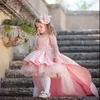 結婚式のための新しい高い低ピンクのかわいい花の女の子のドレス長い袖の誕生日パーティーガウン2〜14年間の大きな弓カスタムメイドのドレス